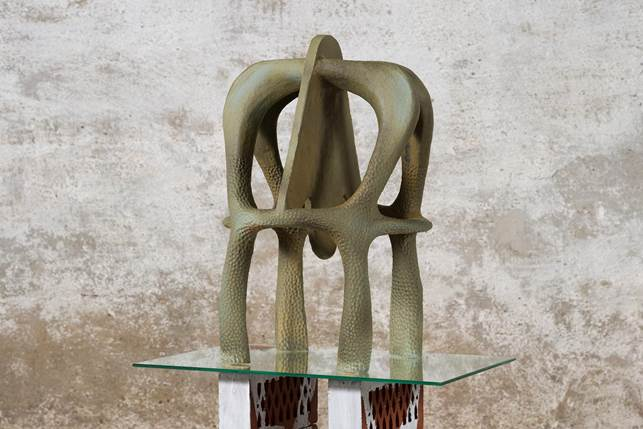 Une image contenant statue, sol, chaise, plein air
Le contenu généré par l’IA peut être incorrect.